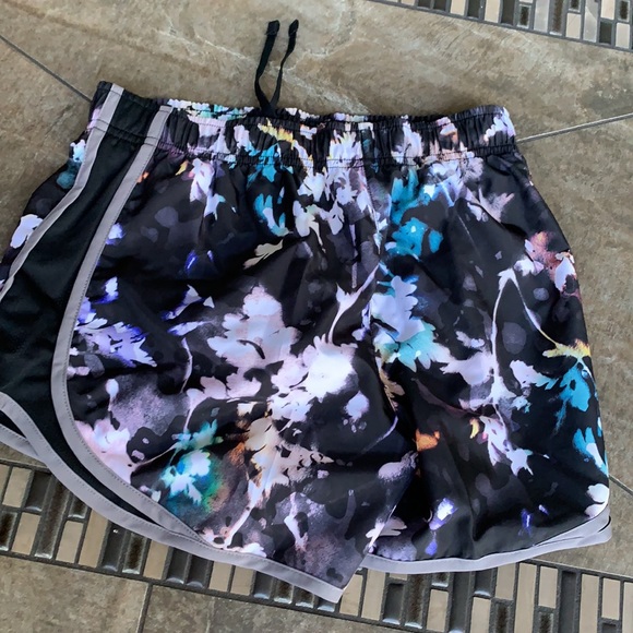 NIKE WOMENS RUNNING SHORTS - Picture 10 of 15